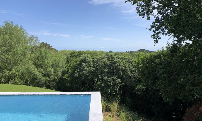 Behobie Villa | Etche Churria: Gran villa con una vista sublime de Rhune y el océano.