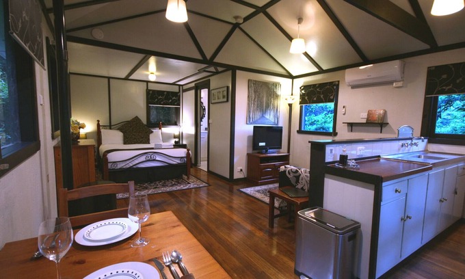 Mount Dandenong Cabaña | Etna Cottage - encantadora, privada, bañera de hidromasaje de esquina