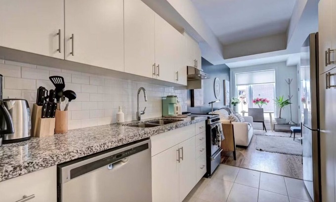 North York Casa | Etobicoke Elegance: Tech StaynSociable Living - Toronto: CRE-E at 51 Creekbank n