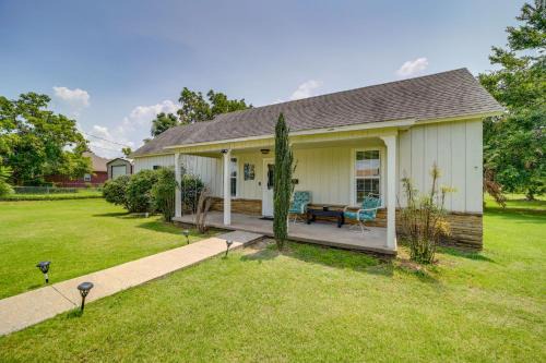 Eufaula Casa | Eufaula Getaway with Patio, Walk to Beach and Marina!