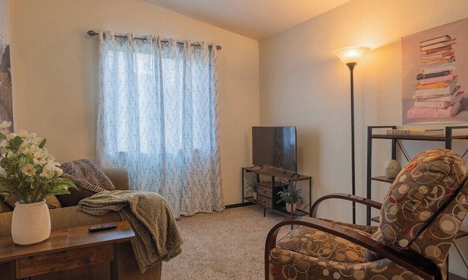 Western Casa | Eugene Getaway Cozy 2BR Suite Close to Autzen & Dining