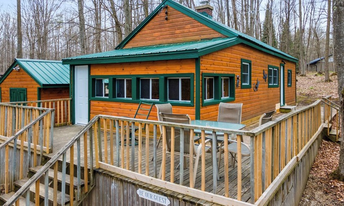 Flesherton Cabaña | Eugenia Lake Cottage. One minute walk to beach.