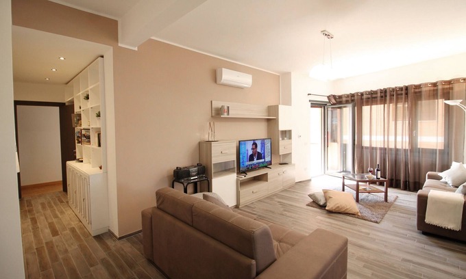 Quartiere XXXI Giuliano Dalmata Apartamento | Eur Bright Spacious Apartment with balconies and parking only for small cars