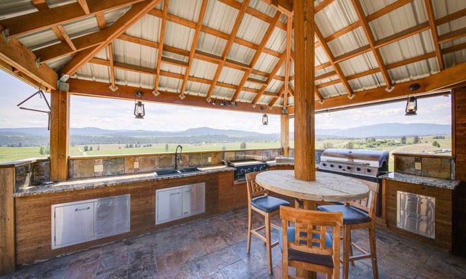 Eureka Casa | Eureka Vacation Rental w/ Outdoor Kitchen & Views!