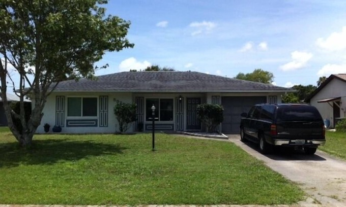 Vero Beach Casa | European Elegant Design, Close To Shopping On Quiet Street