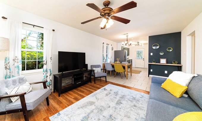 Greater Heights Casa | EV charger & desk+monitor! 2-1 in the Heights. FULLY fenced in. 5 min to d-town
