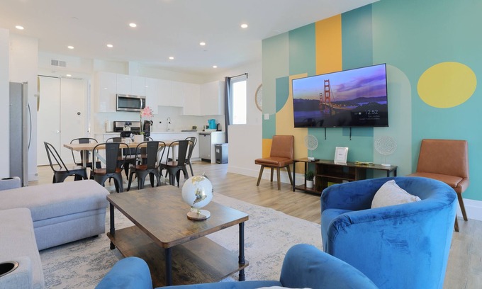 Harbor Gateway South Apartamento | EV Charger Ready Grandeur Abode 4B2.5B