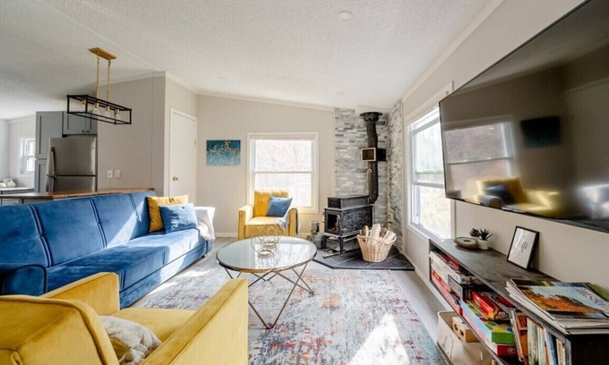 Livingston Manor Cabaña | EV Modern Cozy Waterfront Cottage with Fireplace