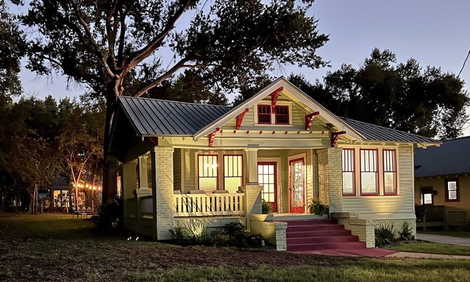 Brenham Casa | Eva on West Alamo-Walk to Downtown Brenham!