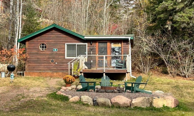 Croftville Cabina | Eve's Place Lakeside Cabin 4: Pet Friendly!