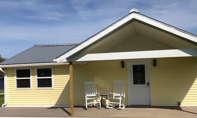 Hiram Cabaña | Evening Primrose Cottage at Blue Jay Orchard