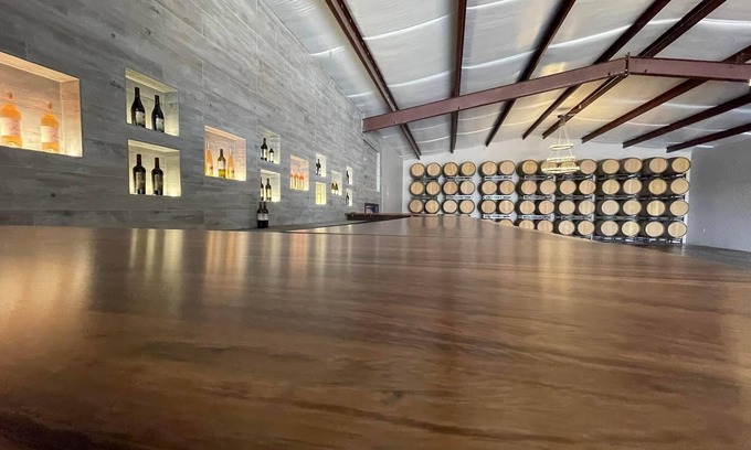 Paso Robles Casa | Event center- stylish 3000 sf barn with huge bar overlooking vineyard
