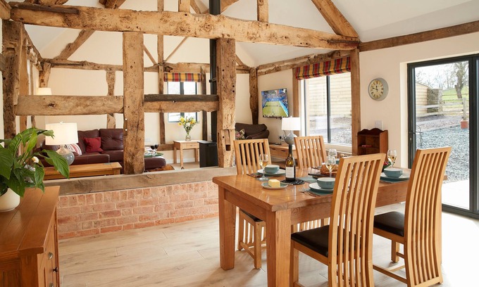 Eaton Mascott Cabaña | Evenwood Gables - a beautiful property that sleeps 4 guests in 2 bedrooms