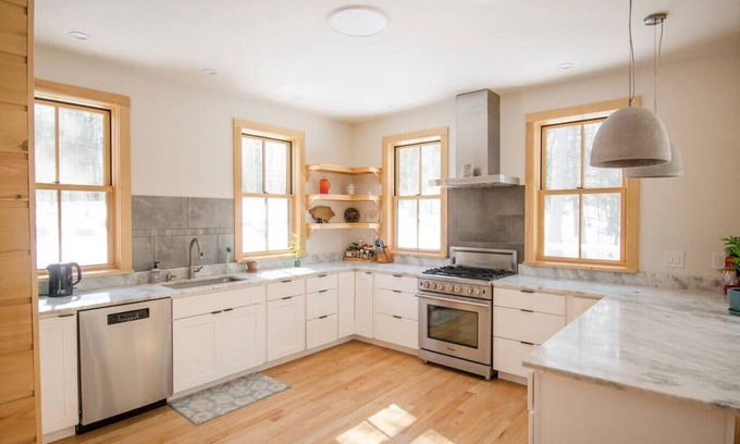 Accord Casa | Evergreen Cabin · Modern & Woodsy: Fireplace, WFH, Family-Friendly!