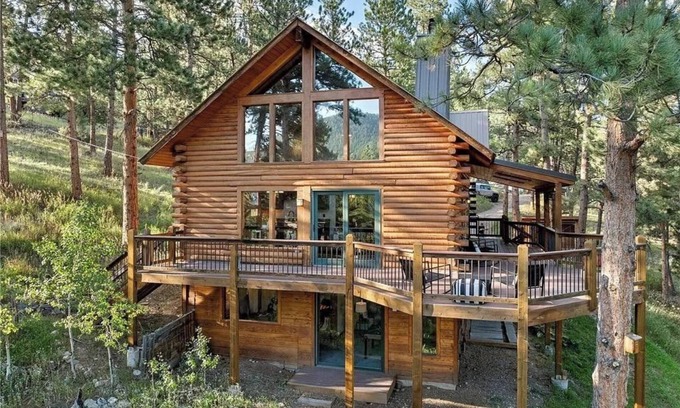 Evergreen Cabina | Evergreen Escape: Log Home w/Mountain Views Near Lake