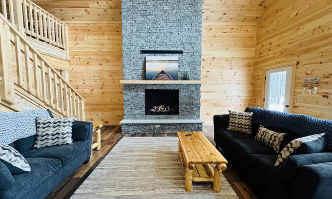 Greenville Cabina | Evergreen Escape - Winter and Summer fun on Moosehead Lake!
