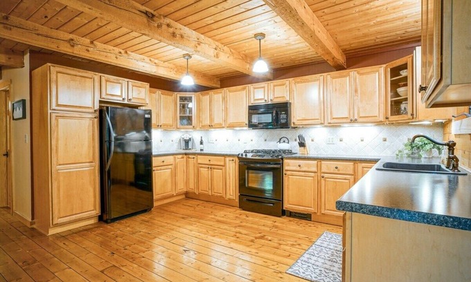 Mount Holly Cabina | Evergreen Hideaway: Okemo central cabin + hot tub