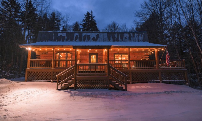 Mount Holly Cabina | Evergreen Hideaway - Okemo Central Cabin with Hot Tub!