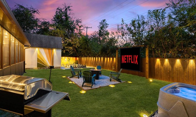 Denton Casa | Evergreen - Hot Tub | Outdoor Cinema | Near UNT