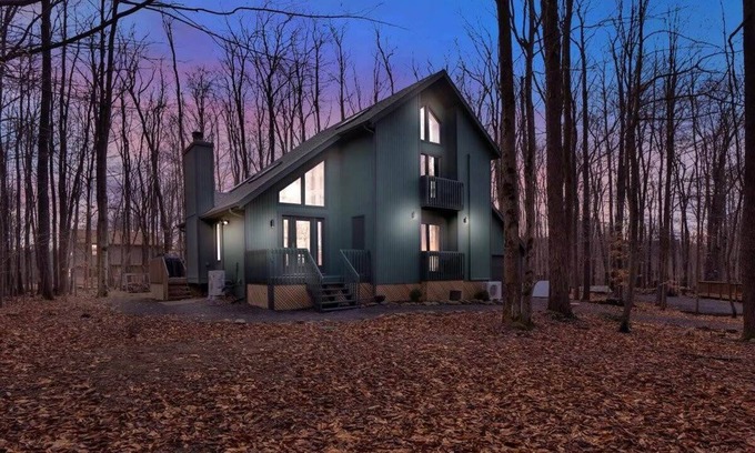 Gouldsboro Casa | Evergreen Lodge | Hot Tub | Wi-Fi | Fireplace