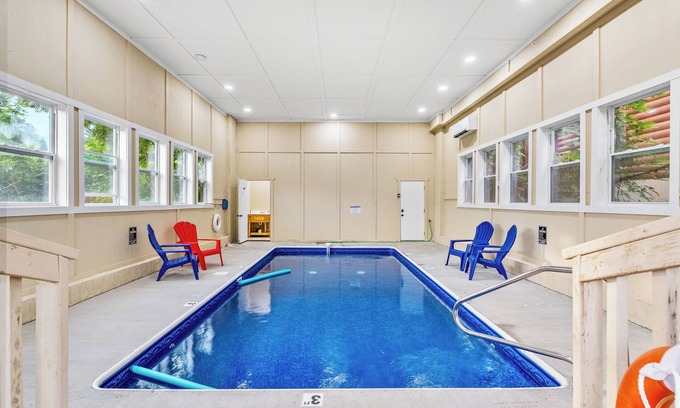 Caton Cabina | Evergreen Retreat-Sleeps 24, Hot Tub, Private heated Indoor Pool and Game Room