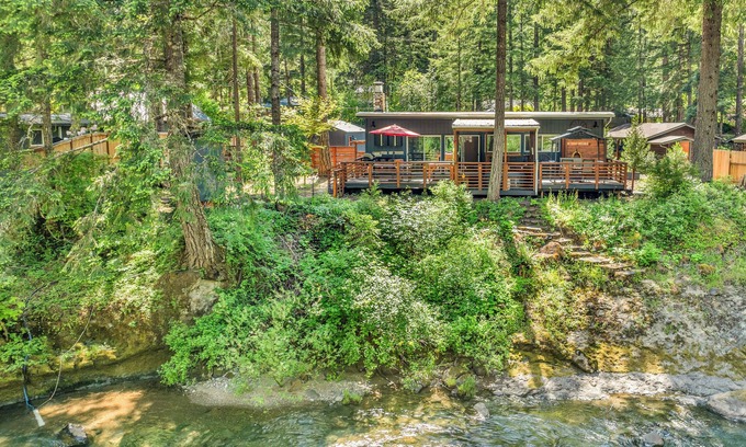Glide Cabina | Every Season Couples Retreat! River Front Cabin with Hot tub and outdoor Shower