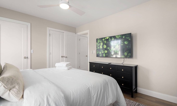 Northeast South Bend Casa | EVERYTHING NEW 5 Bedroom >> 1.5 Miles from ND – Perfect for Groups & Game Days!