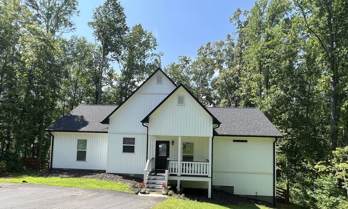 Dawsonville Casa | Everything you could want! Little country, direct lake access, & city amenities!