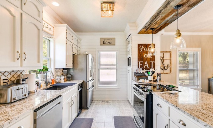 Wedowee Casa | EVERYTHING YOU NEED IN A VACATION HOME WITH BEAUTIFUL DOCK WITH SUNNING DECK!!!