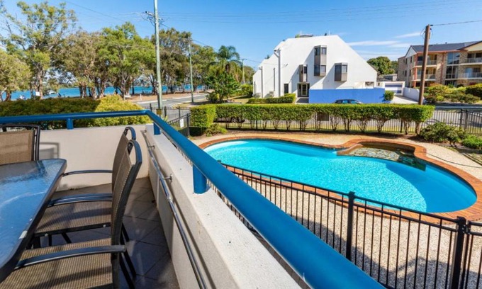 Bongaree Casa | Everything you need including a pool! Karoonda Sands Apartments