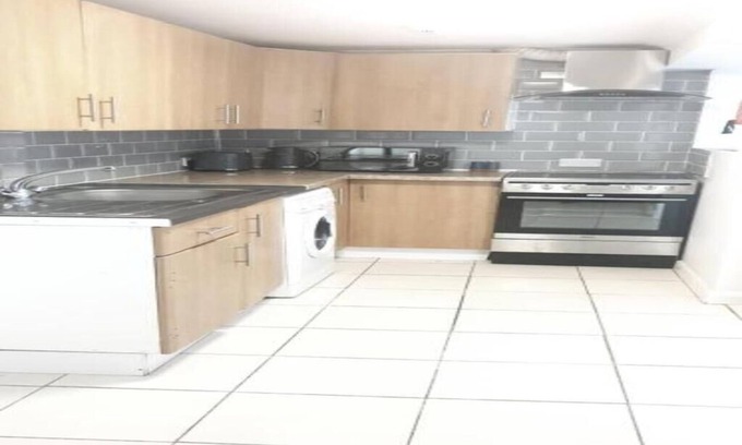 Gravesend Apartamento | Evo Haven - 1 Bedroom Apartment, Sleeps- 2, 2 minute walk to Gravesend Station