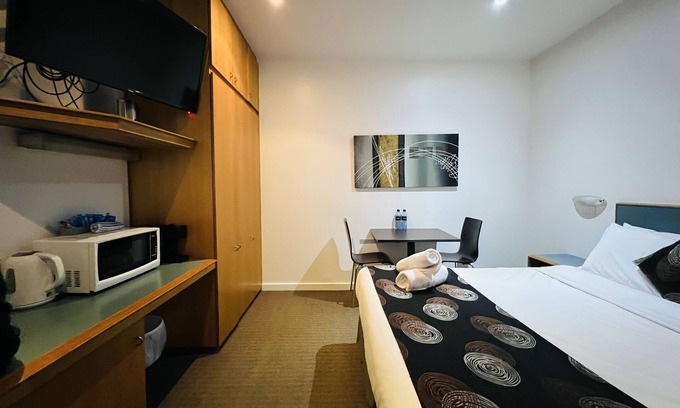 Adelaide Central Business District Apartamento | Ex hotel studio ensuite room in city☑️