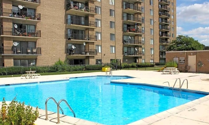 Southfield Condominio | ExactlyWhere you need to be!! Shabby Chic Swanky Bachelorette Pad