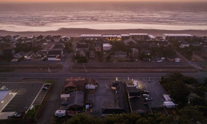 Rockaway Beach Condominio | Excellent Location, *Pet Friendly*, 2 Blocks From Beach, Small Kitchen, WiFi, Fire-Pit, Unit #2