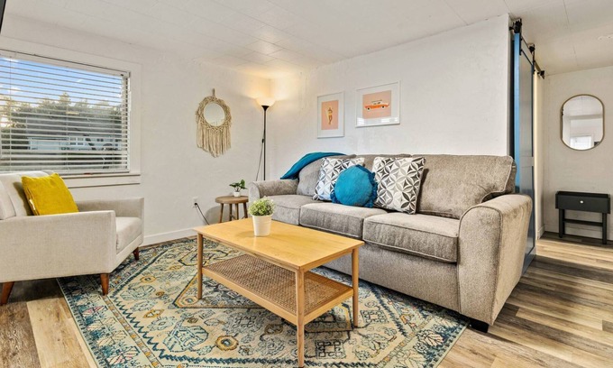 Rockaway Beach Condominio | Excellent Location, Pet Friendly, 2 Blocks From Beach, Kitchen, WiFi, Community BBQ, FirePit, Unit 1