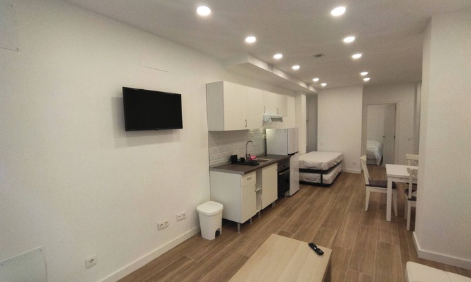 Ciudad Lineal Apartamento | Excellent Location, 200 meters from El Carmen Metro, next to Las Ventas market