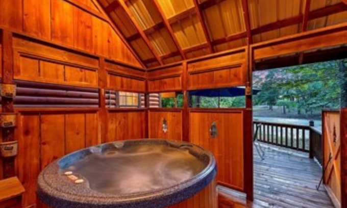 Broken Bow Cabina | Excellent location! Water view from porch, short drive to Lake and Beavers Bend!