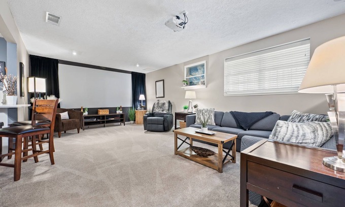 Roswell Apartamento | Excellent Roswell Location! Quiet Basement Apartment in Private Setting!