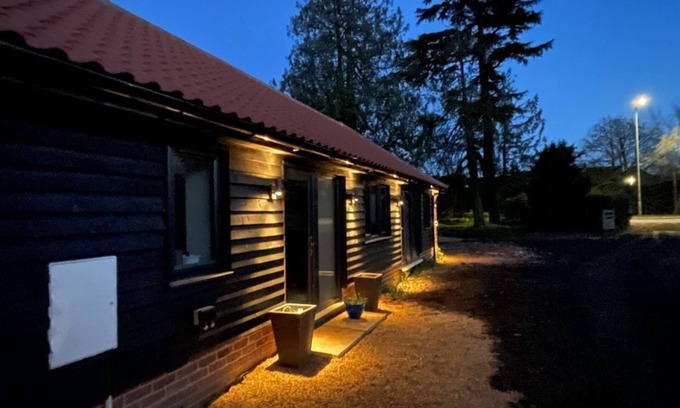 Carbrooke Casa | Exceptional 1-King Bed Modern Barn, central Norfolk, Sleeps 2+1