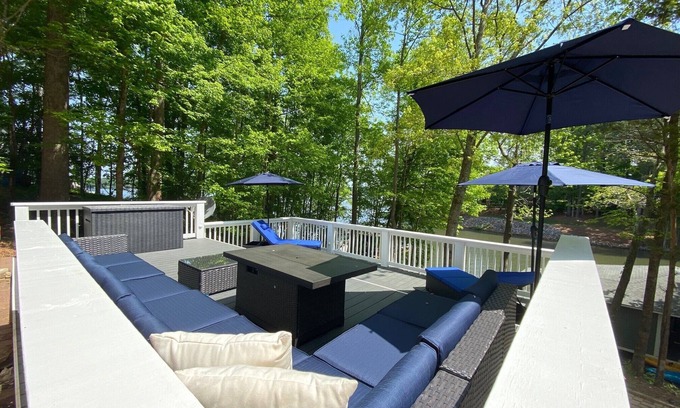 Macon Casa | Exceptional! Beautiful Deep Water - Boathouse, Hot Tub, Fire Pit on Lake Gaston!