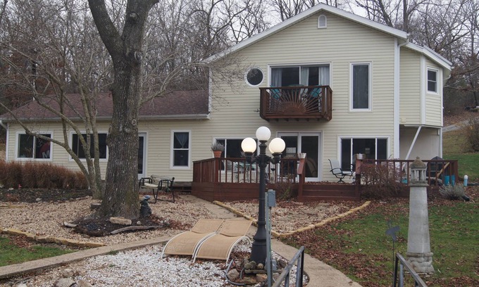 Gravois Mills Casa | Exceptional family escape - Lakefront on a flat lot in a spring fed no wake cove