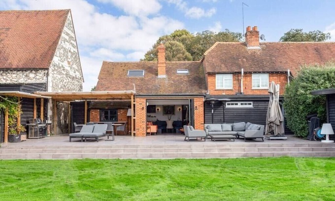 Hurley Casa | Exceptional Family Stay in Idyllic English Village