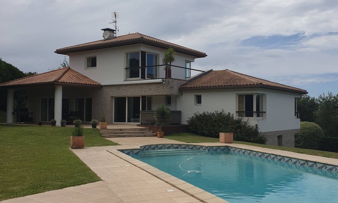 Behobie Casa | Exceptional location for architect-designed house
