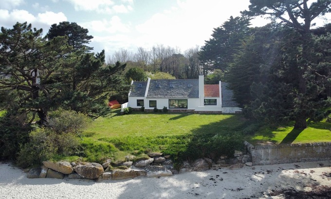 Cote de Granit Rose Casa | Ubicación excepcional directamente en la playa, gran jardín y vistas al mar