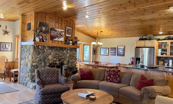Carnelian Bay Casa | Excepcional No. Lake Tahoe Retreat / Charney Chalet / Hot Tub / Dogs OK / NUEVO VIDEO!