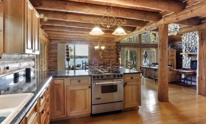 Powers Lake Casa | Exceptional six-bedroom log home on Powers Lake -12 minutes from Lake Geneva