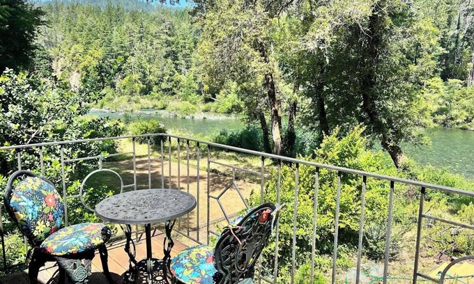 Gasquet Apartamento | Exceptional View Studio apartment with beautiful, spectacular river view.