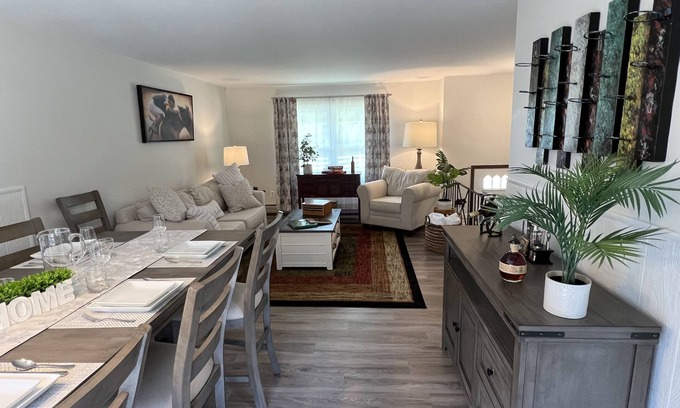 Saratoga Springs Casa | Excitement at every turn! Pet Friendly home for your summer racetrack days!