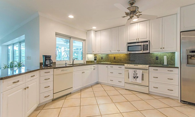 Bonita Springs Casa | Villa exclusiva con piscina: ubicación fantástica justo en el lago, a 5 minutos de la playa