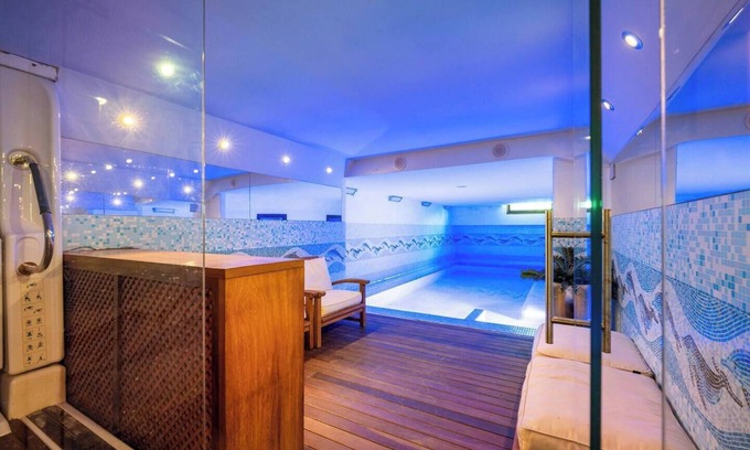 Palau Chalet De Esquí | Exclusiva Casa de Lujo con Piscinas y Amplio Jardín en Zona Tranquila